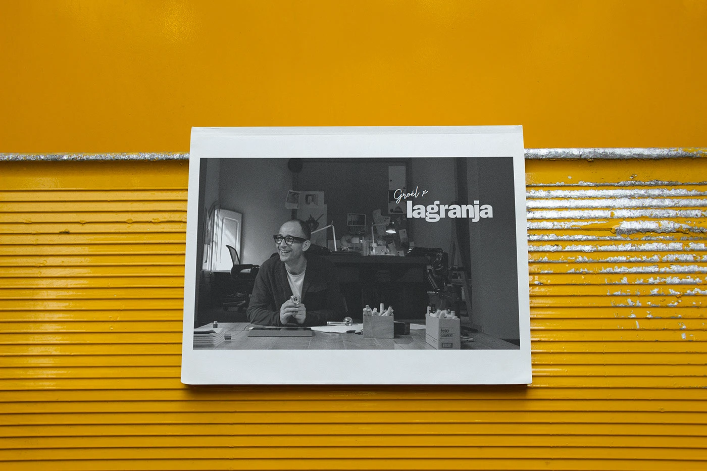 Groël × lagranja design: la doble página de la colaboración sobre una persiana amarilla