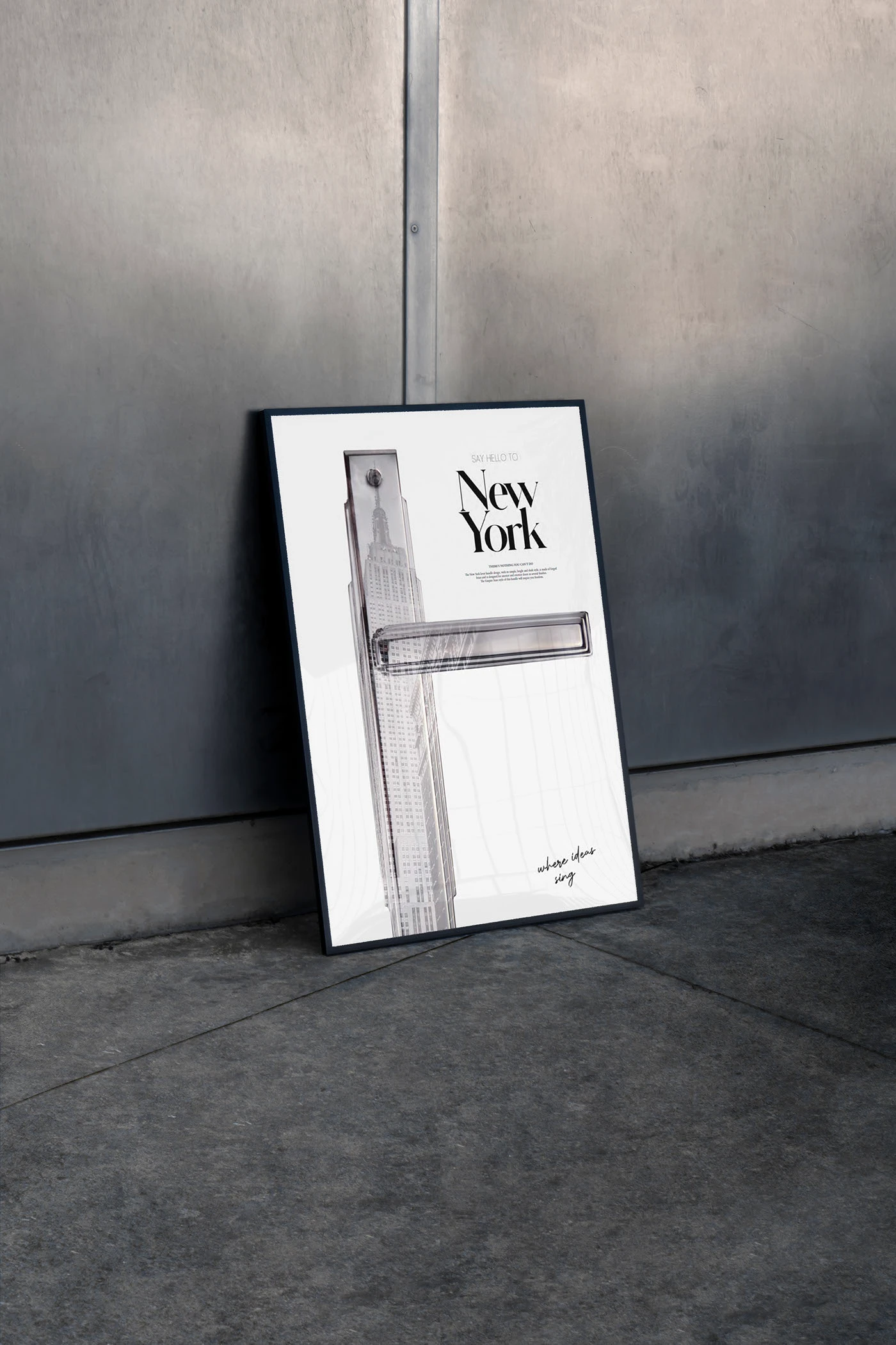 Póster tipográfico New York: la manilla fundida con el Empire State en un fotomontaje en blanco y negro