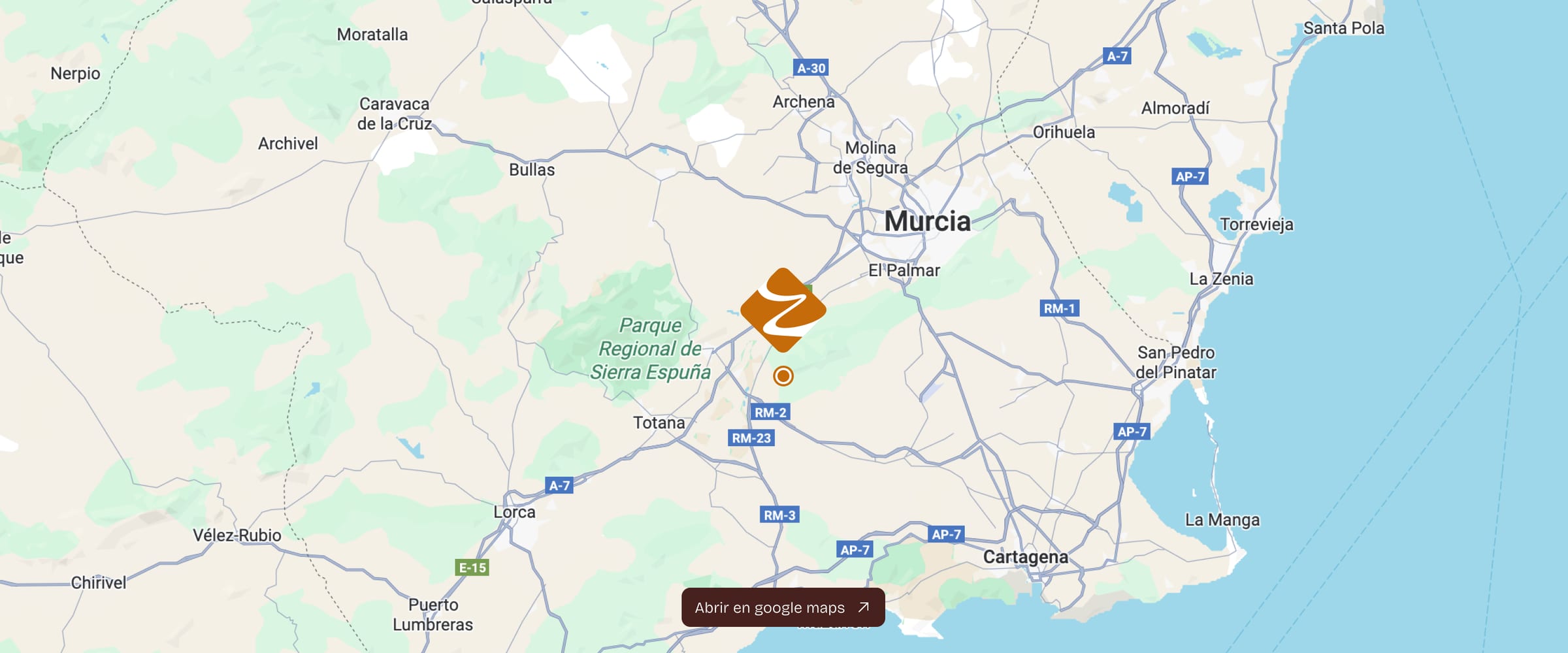 Mapa interactivo en la ficha de actividad: pin hexagonal de marca sobre el territorio real y botón para abrirlo en Google Maps
