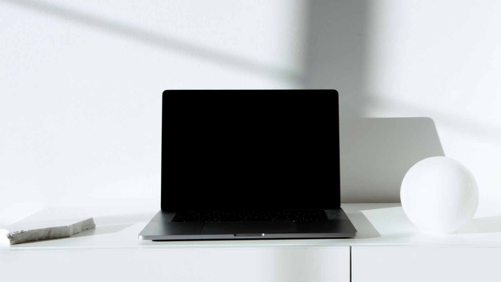 Portátil en un escritorio minimalista