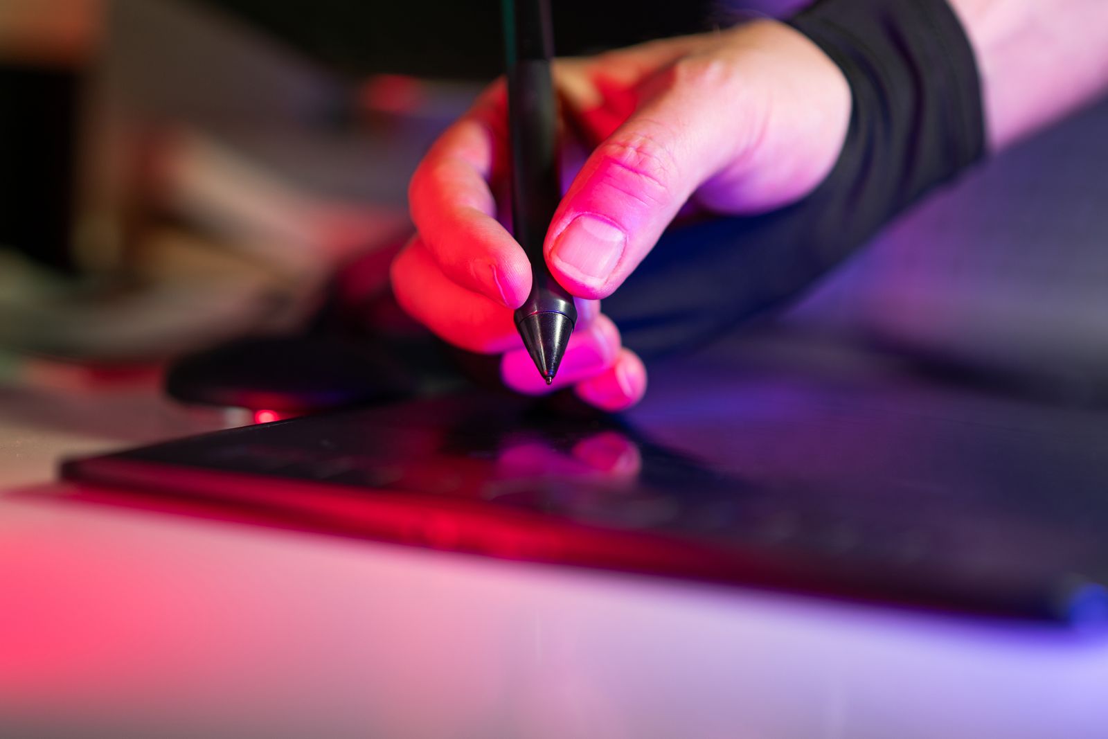 Mano dibujando con stylus en una tableta gráfica