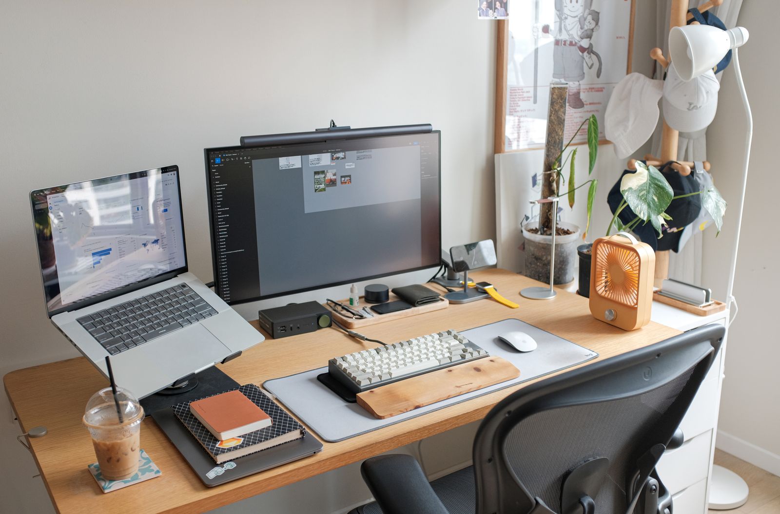 Espacio de trabajo de diseño con portátil y monitor
