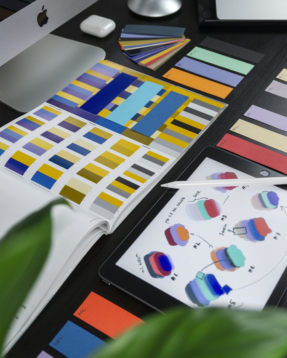 Foto polaroid — mesa de trabajo con bocetos de diseño